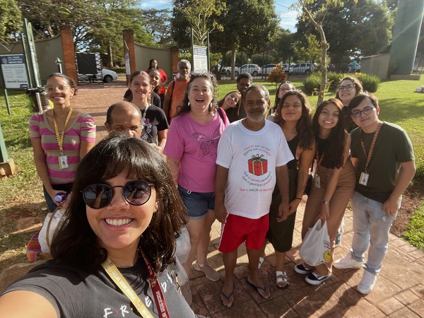 Equipe do projeto com os moradores das residências no Parque das Barrigudas