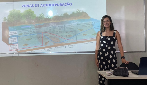 Professora Carla em aula no curso de Engenharia Ambiental - ICTE/UFTM