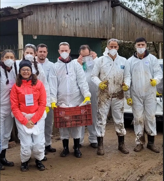 Equipe com EPIs para ajudar na limpeza local