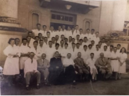 Primeira turma da FMTM em frente à Faculdade de Odontologia do  Triângulo Mineiro (1954)