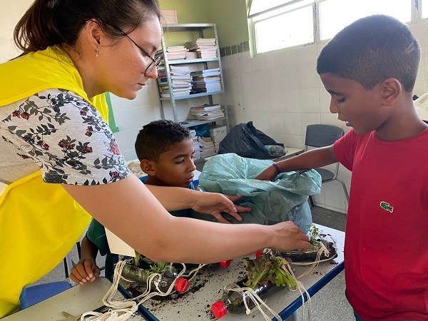 Oficina construção de hortas e viveiros com crianças de Areia Branca