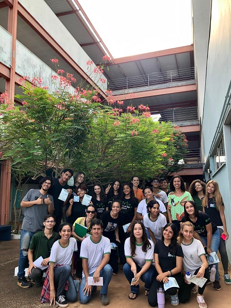 Alunos do 3º ano do ensino médio integrado ao curso técnico de meio ambiente do IFTM Uberaba e equipe da Engenharia Ambiental da UFTM 