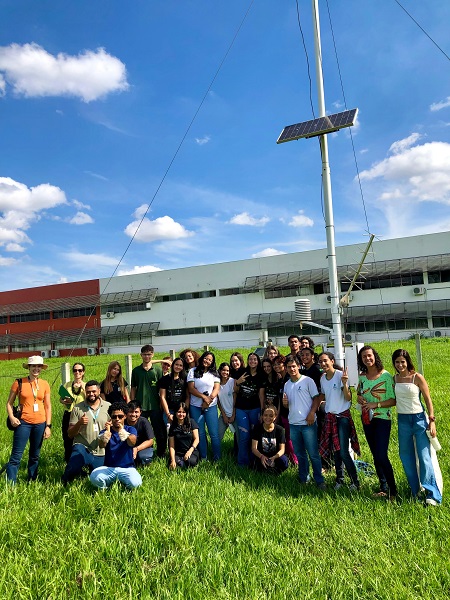 Alunos do 3º ano do ensino médio integrado ao curso técnico de meio ambiente do IFTM Uberaba e equipe da Engenharia Ambiental da UFTM 