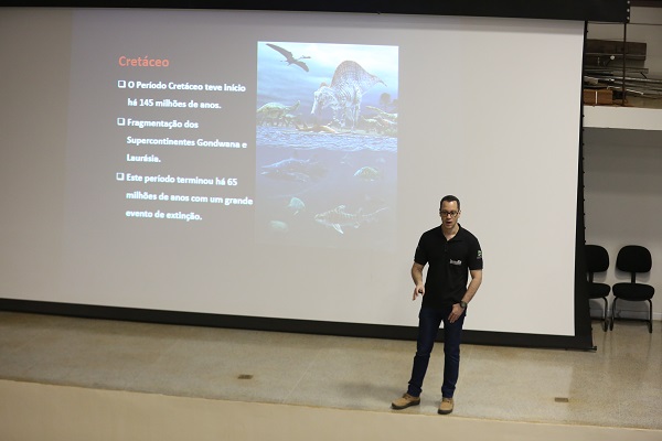 Palestra do paleontólogo Thiago Marinho