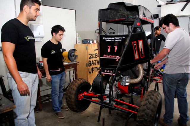 Alunos preparam carro para competição