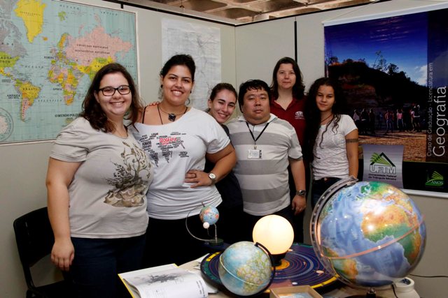 alunos e professores do curso de Geografia na Feira