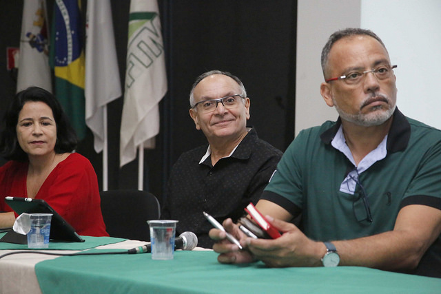 Fernanda, Waldenor (centro) e Watson na mesa redonda